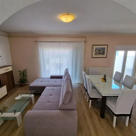 Fuer 5 Personen Mit Balkon By Interhome