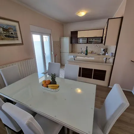Fuer 5 Personen Mit Balkon By Interhome * 茨里克韦尼察