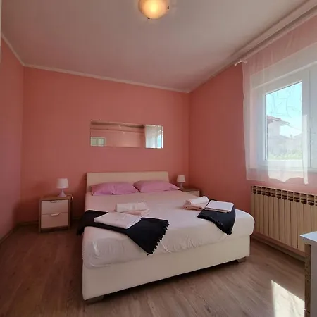 Fuer 5 Personen Mit Balkon By Interhome 茨里克韦尼察