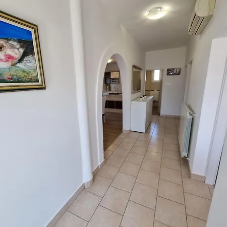 Fuer 5 Personen Mit Balkon By Interhome
