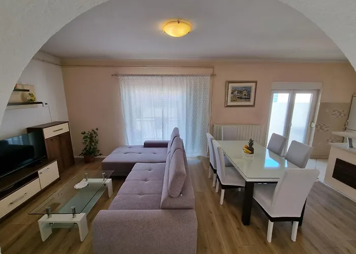 Fuer 5 Personen Mit Balkon By Interhome