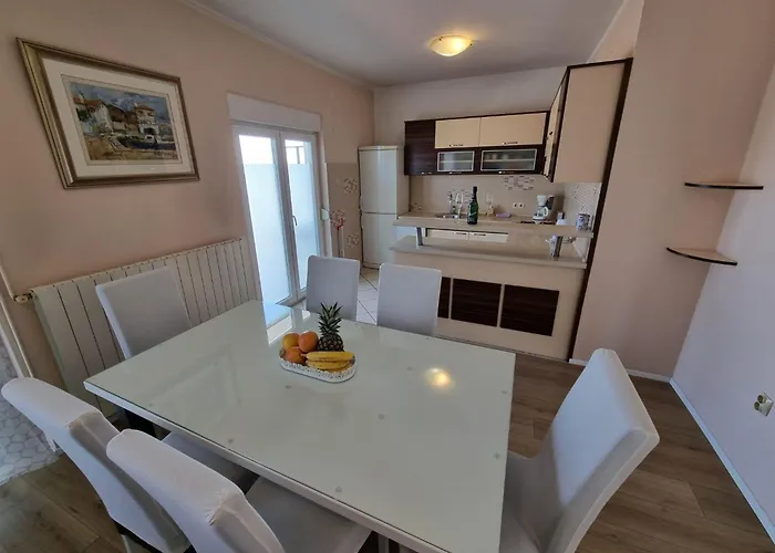 Fuer 5 Personen Mit Balkon By Interhome * 茨里克韦尼察