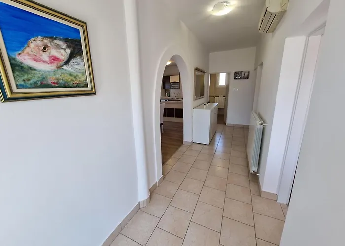 Fuer 5 Personen Mit Balkon By Interhome